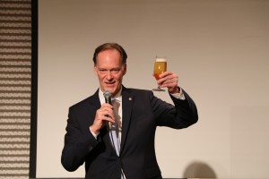 イアン・マッケイ大使　乾杯